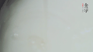 將浸泡了30分鐘的米放入電飯煲中，在水中加入半勺油。