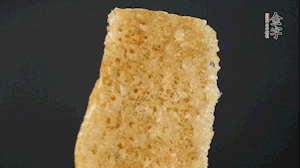 油炸豬皮冷水泡發(fā)，切成菱形。