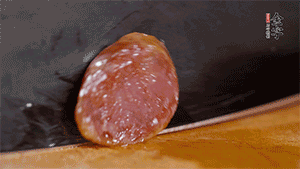 金字火腿肉香腸上鍋蒸15分鐘，切片備用。