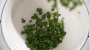 韭菜洗凈，切粒。