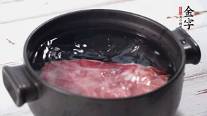 金字火肉溫水浸泡2小時(shí)。（火肉發(fā)酵時(shí)間比火腿短，肉質(zhì)比火腿略軟，鹽分更低）
