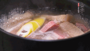 火肉、豬肉加料酒、清水大火煮開(kāi)后，加入春筍小火慢燉40分鐘，出鍋前撒蔥花即可。
