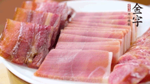 擺盤后鋪上老豆腐，淋點(diǎn)料酒，灑點(diǎn)白糖上鍋蒸20分鐘。