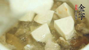 加入適量清水、黃酒燉開后，小火煮1小時(shí)即可。
