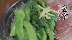 燜好的米飯開蓋，放入菜心、荷蘭豆，澆上調(diào)味汁拌勻。