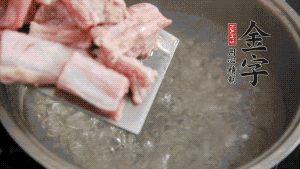 剁成塊狀的排骨洗凈，放入沸騰的鍋中，加姜片汆燙，2分鐘后撈出備用。