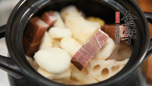 加水沒過食材，加料酒大火煮沸后，再小火燉煮1小時。（如果沒有砂鍋小火燉煮，用電飯煲的煮湯功能、高壓鍋也是可以的。）