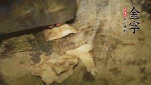 加適量溫水淹沒食材，大火燉至水沸后再小火慢燉1小時(shí)，出鍋前10分鐘加枸杞。（焯過水后的豬蹄不應(yīng)再用涼水，用溫水燉煮更容易軟爛。也可以用高壓鍋或者有煲湯功能的電飯煲，省時(shí)又便于入味。）