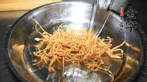 蟲草花用涼水浸泡10分鐘，干香菇溫水泡發(fā)至軟去蒂備用。蓮子、紅棗也可一同清洗干凈。