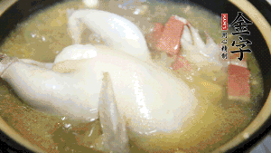 煮沸時(shí)加入蟲草花、香菇、紅棗，以料酒調(diào)味繼續(xù)小火燉煮1小時(shí)左右。