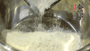 【油皮】1．將油皮材料放入料盆中，緩緩加100ml水，攪拌成雪花片狀。在案板上反復(fù)揉搓成有一定筋度的光潔面團(tuán)，搓成12個(gè)團(tuán)子。