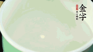鍋中盛涼水，放入汆燙好的鴿子、火腿片、生姜片。