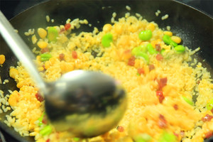 然后加入炒好的食材混合均勻，炒熟即可。出鍋前加少許黑胡椒、鹽和蔥花就可以啦?。?！