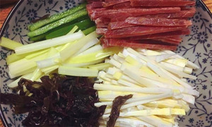 黑木耳泡發(fā)，黑木耳、韭黃、雷筍、青椒切成絲。