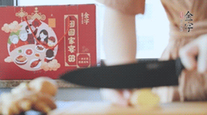 將處理好的老鴨放入冷水鍋中，丟入姜片，冷水煮沸去腥。
