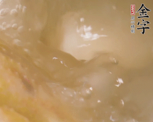 沸騰后撈出蔥結(jié)，小火燉45分鐘，加山藥再燉15分鐘。