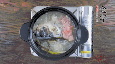 放豆腐、海鮮菇繼續(xù)中小火煮5分鐘。