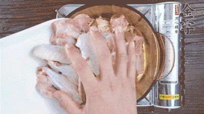 加料酒、蔥姜焯水2分鐘，清洗備用。