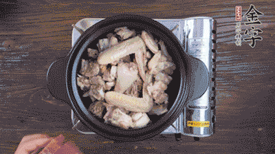 將雞肉塊、火腿、料酒、姜一同放入在燉鍋中，加冷水大火煮開后，小火燉煮40分鐘。