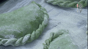 【制作】2.蒸架上墊浸濕的屜布，再放上清明果，大火蒸10~15分鐘，完成，出鍋啦！