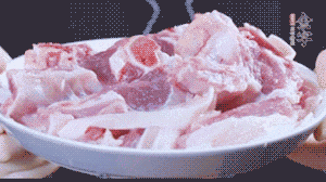 新鮮羊肉冷水入鍋，加姜片、清水焯水，除去血沫。