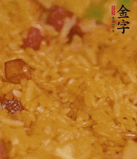 放一撮鹽、生抽少許，倒入炸好的芋頭。最后撒蔥花、蒜末翻炒均勻。