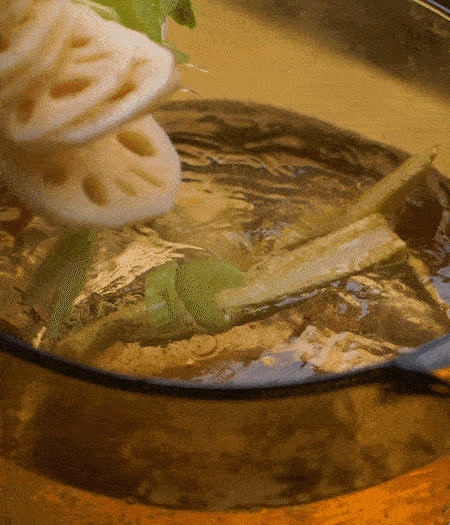 把玉米筍（對(duì)半切開）、西芹（切斜片）、蓮藕（切片），放入開水鍋內(nèi)，加點(diǎn)少許鹽、油，汆燙2分鐘。