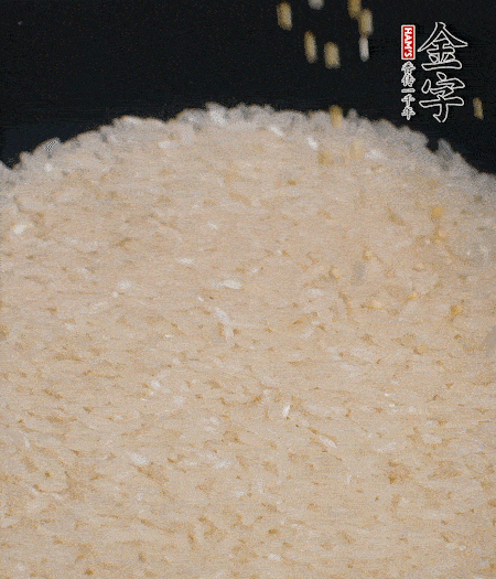 大米和小米一起燜成米飯。