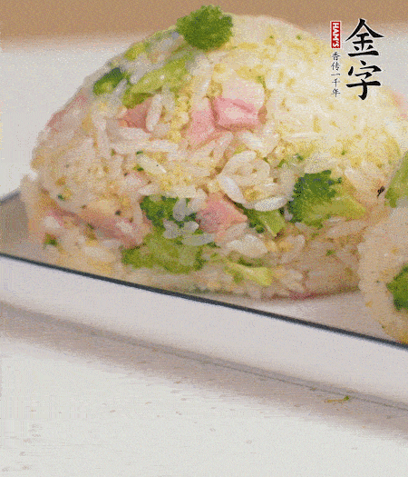 拌好的飯攥成飯團。
