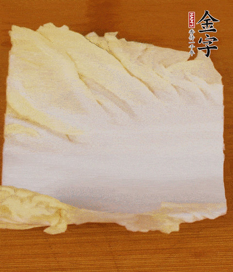 一片白菜一片淡火腿交替疊起，疊個(gè)兩三層放進(jìn)鍋內(nèi)，直到塞滿鍋。