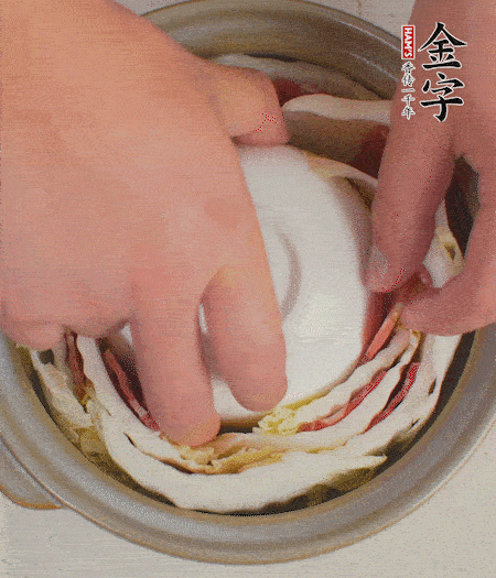 寬度剛好是鍋的高度?？垡粋€(gè)小碗更有助于幫助造型。