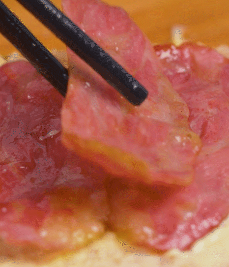 放上火腿、芝士片、生菜，再放一片土司。