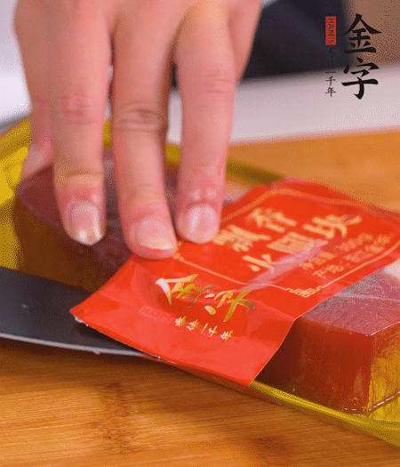 金字火腿切片，生姜切絲，蔥白切末。
