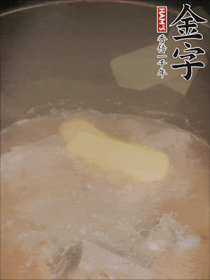 排骨洗凈，加生姜、黃酒焯水，溫水洗凈備用。