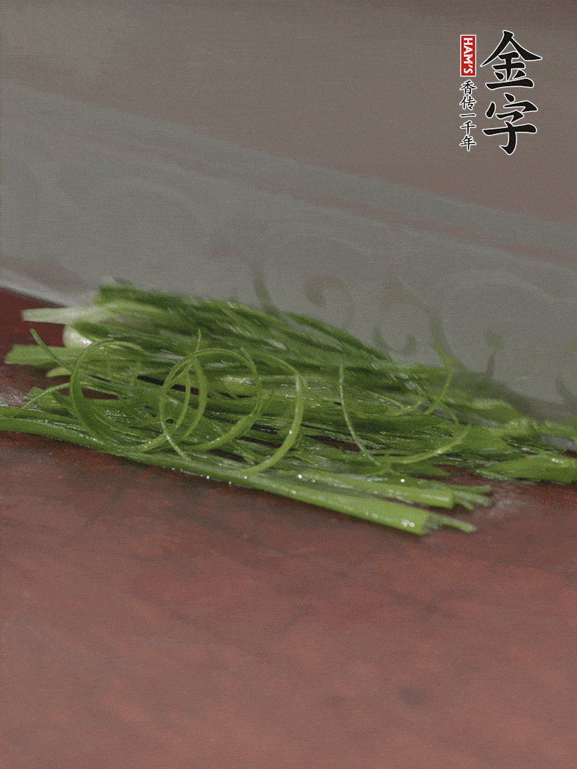 生姜切薄片，紅椒切細(xì)絲，小蔥蔥綠切細(xì)絲，泡入冰水中保持新鮮。