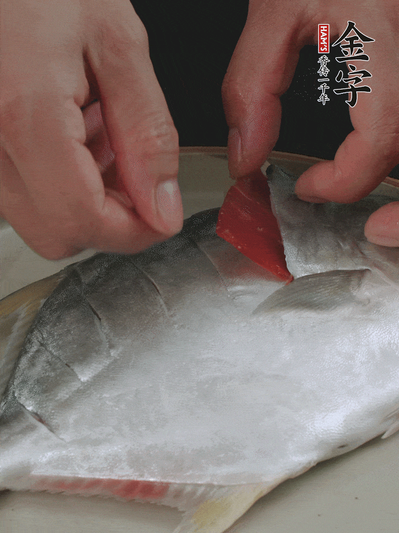 火腿片和姜片塞在刀口處，也塞一些入魚肚。