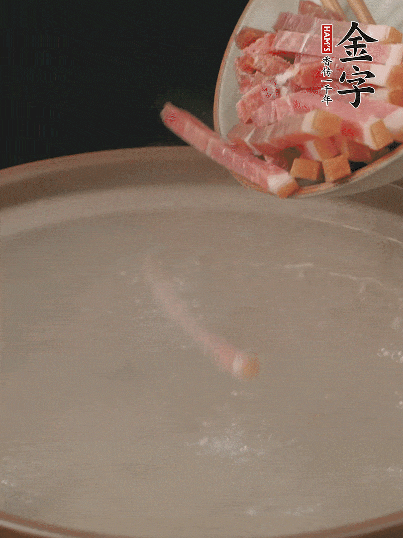 金字火腿切絲，熱水下鍋，放火腿燉煮15分鐘。