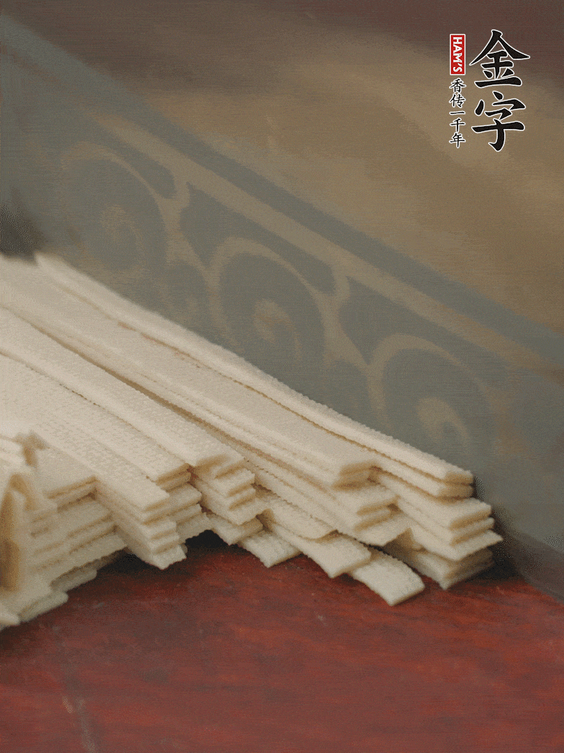 燉火腿期間，千張切細絲，白蘿卜去皮切細絲，蒜葉切細丁。