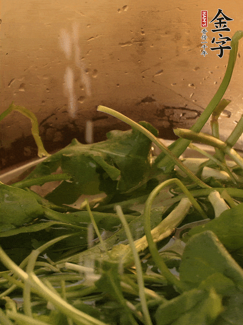 薺菜去掉根部，加小蘇打、鹽熱水沸騰燙軟。