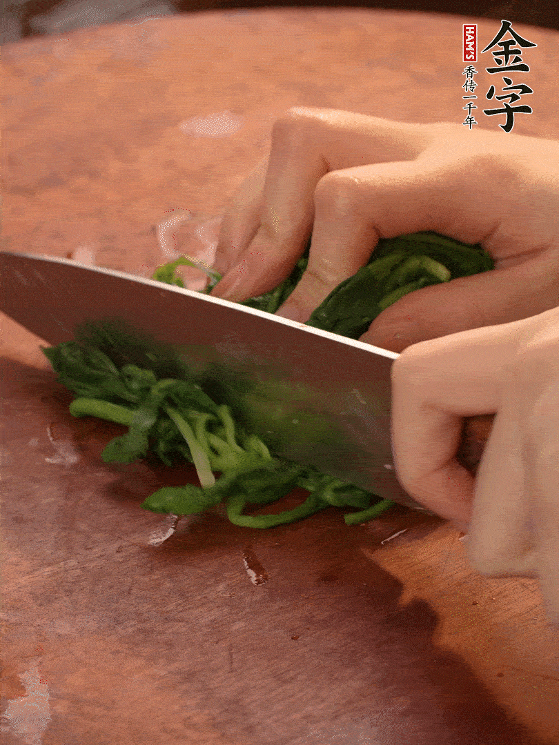 晾涼拽干水份，切碎備用。