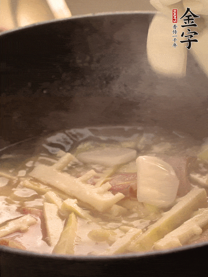 加一點開水后，放年糕燜2分鐘至軟。