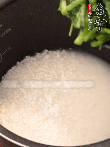 茼蒿、香腸放入浸泡好的大米，水沒過大米半指煮熟。