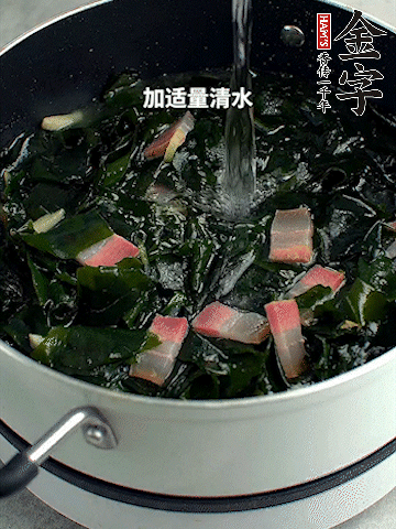 放入泡發(fā)好的裙帶菜翻炒一下，加適量清水燉煮。
