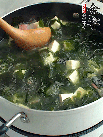 煮到沸騰后，再放入豆腐蓋蓋子煮3分鐘。