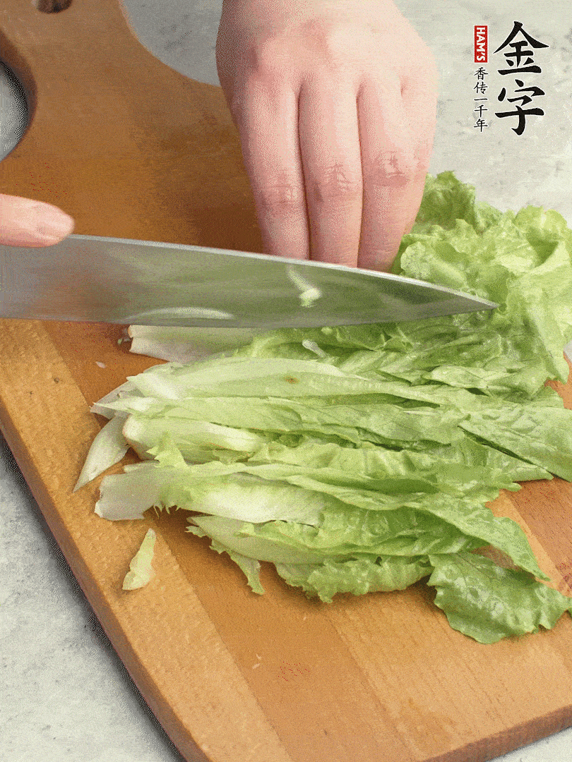 胡蘿卜、生菜、黃瓜切絲。