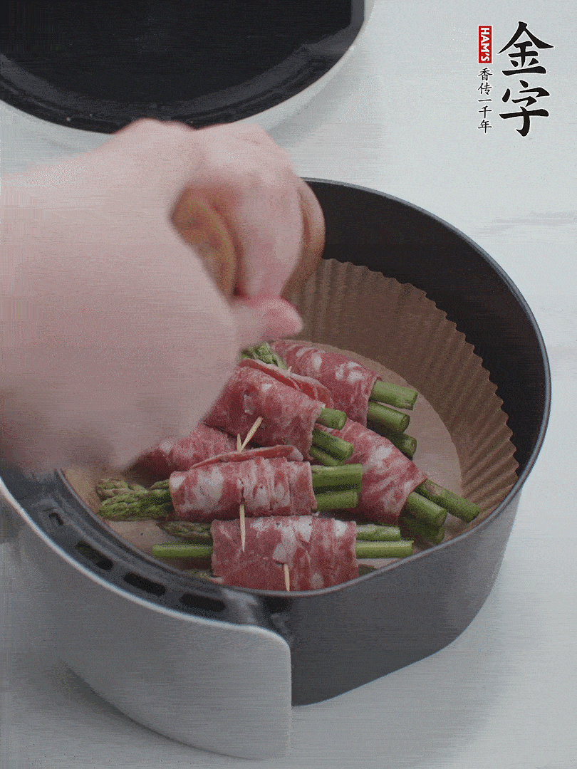 在培根卷上撒點(diǎn)黑胡椒碎。