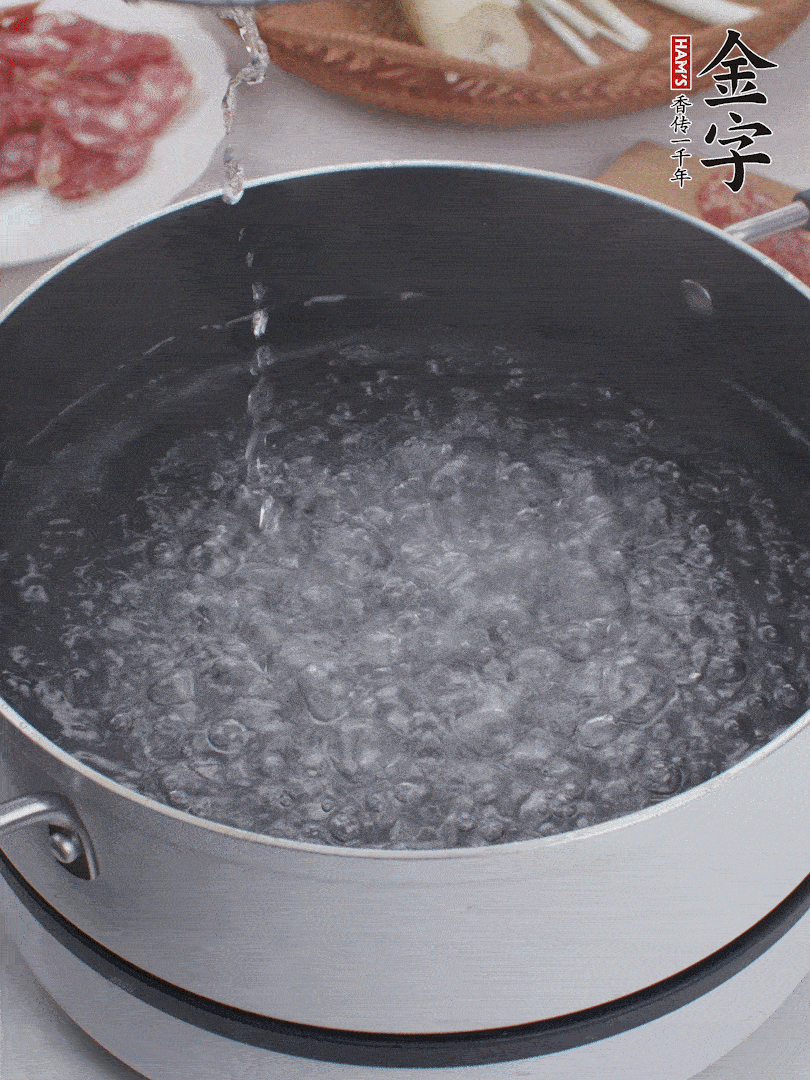 春筍去殼切片，焯水3分鐘。