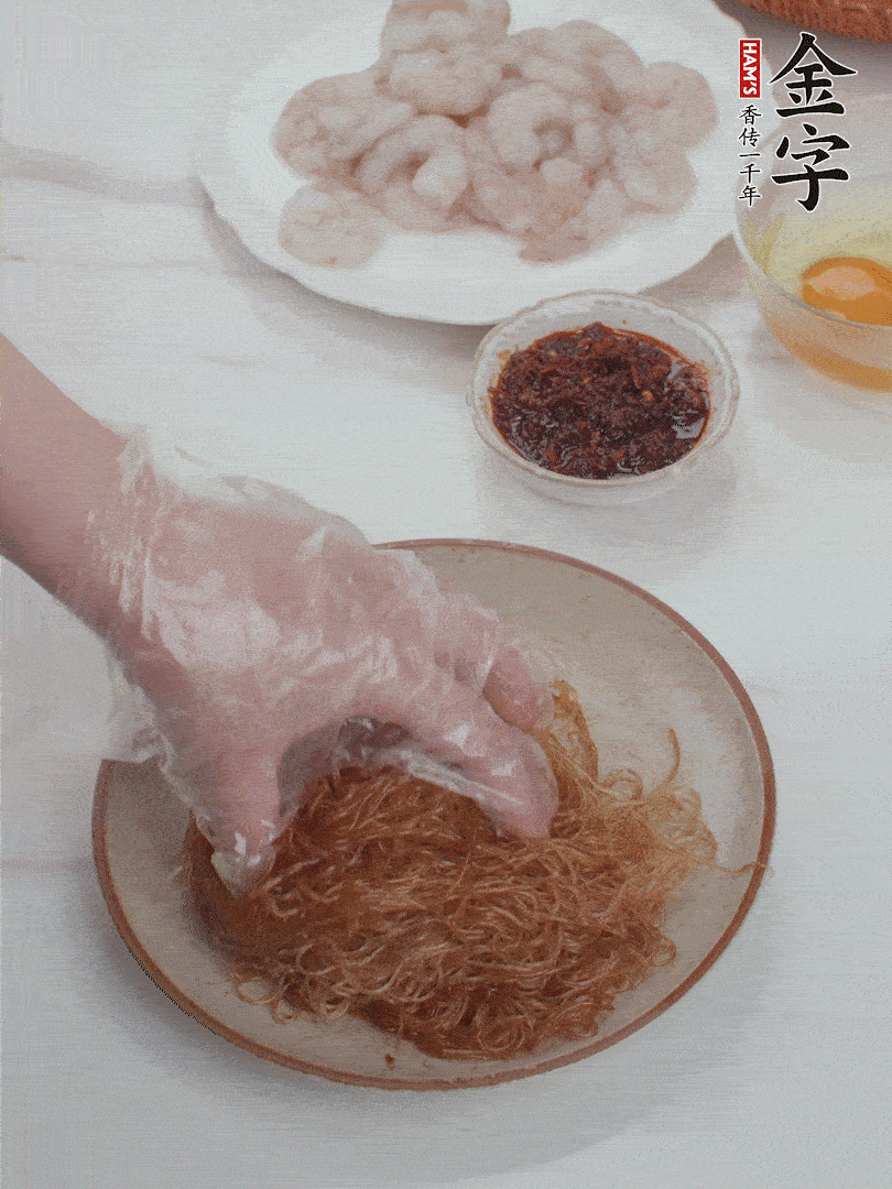 粉絲泡軟后，入沸水煮10秒，撈出后加1/2勺老抽、1/2勺食用油挑松。