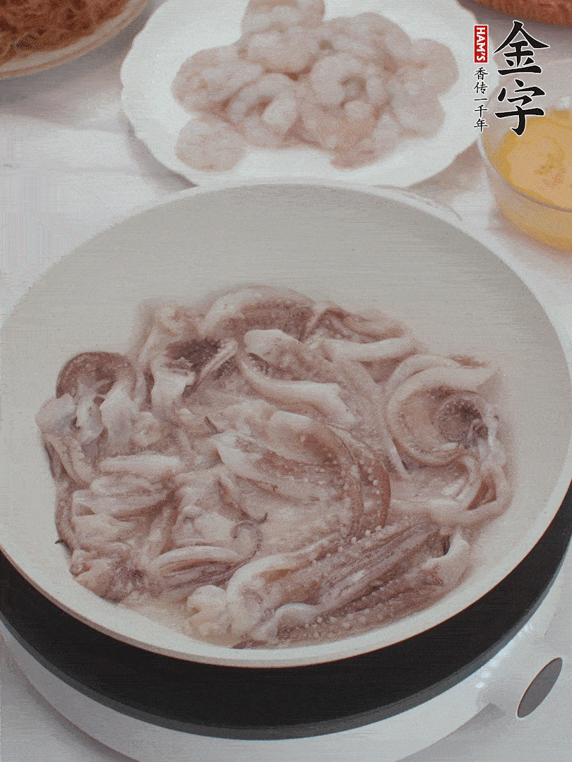 蝦仁、魷魚滑油，蛋液炒制半熟。