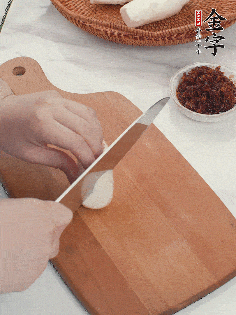 茭白剝殼，洗凈后切滾刀塊。